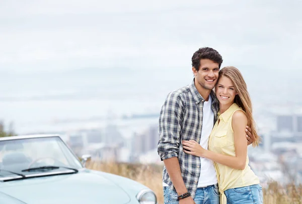 Parlak Genç Gülümsemeler Romantik Genç Bir Çift Üstü Açık Arabalarının — Stok fotoğraf