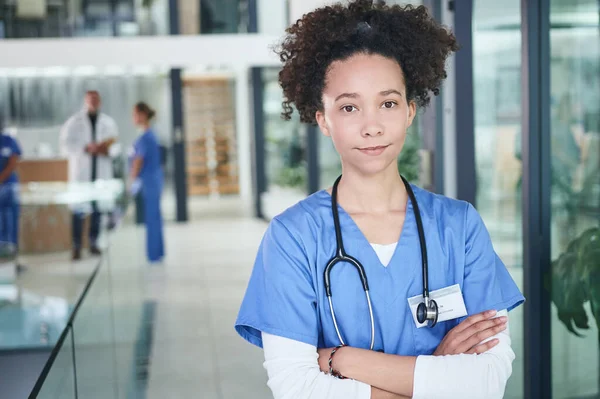 의학적 은지치게 수있지만 언제나 보람이 따른다 병원에서 매력적 간호사의 사진이 — 스톡 사진
