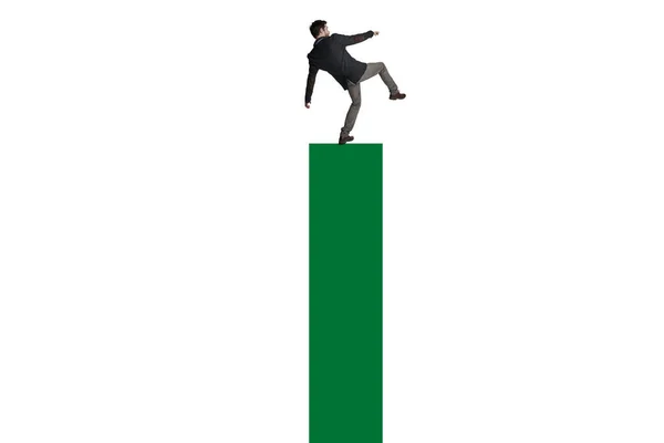 꼭대기에 떨어져 죽을지 도몰라 사업가가 배경에 그래프 위에서 균형을 — 스톡 사진