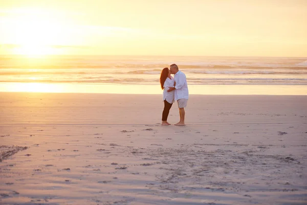Günbatımı Öpücüğü Kadar Romantik Bir Şey Yoktur Kumsalda Öpüşen Olgun — Stok fotoğraf