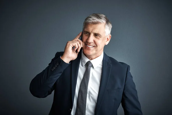 いくつかのビジネスコールを行う 彼の携帯電話で話している成熟したビジネスマンのスタジオショット — ストック写真