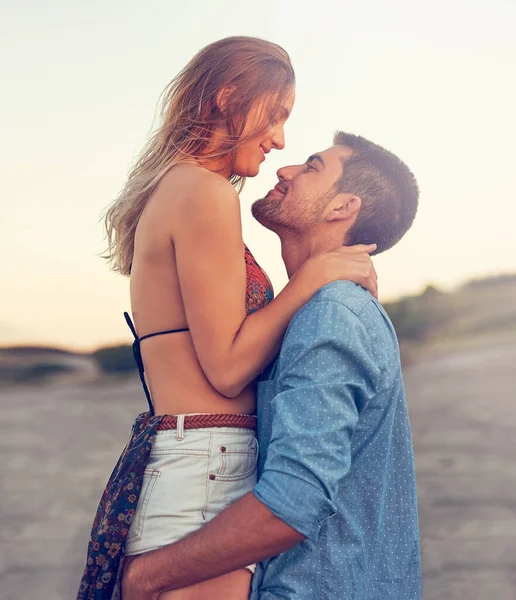 我这么多的微笑都是因为你在海滩上一对深情的年轻夫妇 — 图库照片