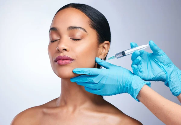 Mulher Estúdio Luvas Com Agulha Cirurgia Cosméticos Para Pele Facial — Fotografia de Stock