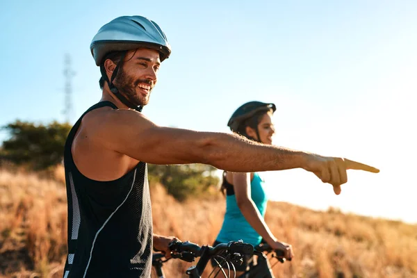 운동을 산에서 자전거를 다니는 야외에서 스포츠 하늘에서의 자유의 행복을 즐기는 — 스톡 사진