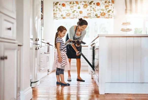 Étel Anya Egy Lánnyal Sütés Konyhában Otthonukban Együtt Egy Lencse — Stock Fotó