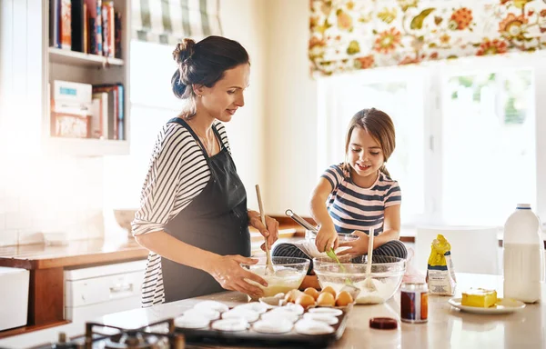 Moeder Koken Meisje Kind Bakken Keuken Als Een Familie Met — Stockfoto