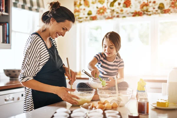 Μητέρα Μαγείρεμα Χαρούμενο Κορίτσι Ψήσιμο Στην Κουζίνα Οικογένεια Ένα Νεαρό — Φωτογραφία Αρχείου