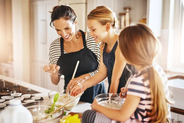 Madre Familia Feliz Niños Horneando Cocina Con Hermanos Aprendiendo Galletas — Foto de Stock
