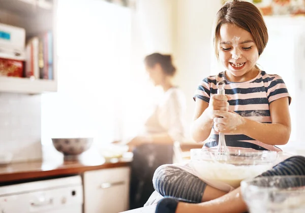 Mocskos Boldog Gyerek Sütés Konyhában Szülőkkel Kötés Élelmiszer Desszert Vicces — Stock Fotó