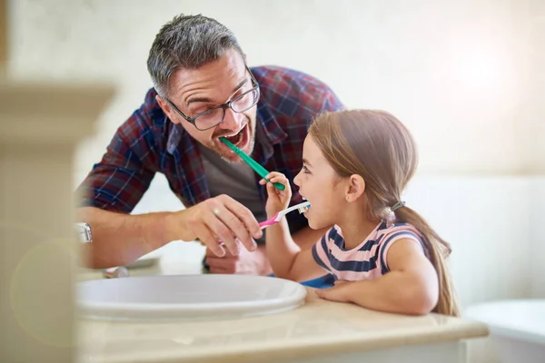 Παιδί Πατέρας Και Βούρτσισμα Δοντιών Στο Μπάνιο Δέσιμο Και Καθάρισμα — Φωτογραφία Αρχείου