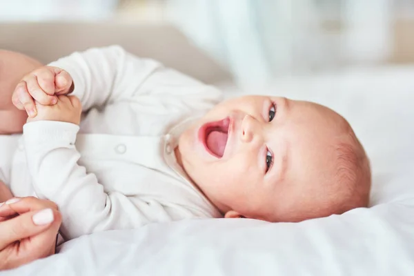 Portrett Baby Sengen Med Mor Leke Knytte Bånd Våkne Morgenen – stockfoto