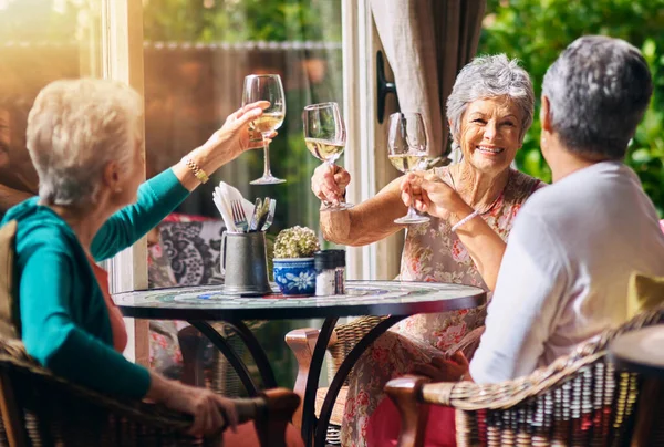 Proost Champagne Oudere Vrouwen Vrienden Pensionering Reünie Sociale Viering Succes — Stockfoto