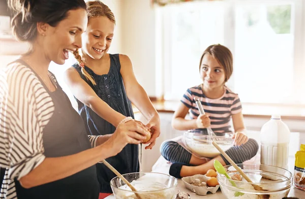 Gelukkig Moeder Familie Kinderen Bakken Keuken Met Broers Zussen Leren — Stockfoto