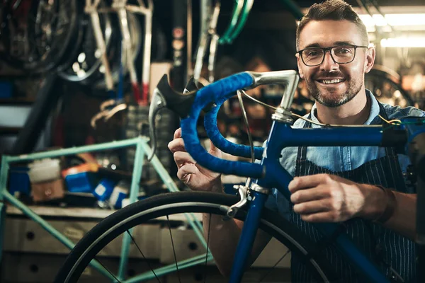 在加拿大自行车商店 商店和自行车维修车间工作的人带着眼镜的画像 微笑和修理 自行车技师 自信的男性 快乐的成熟技师 — 图库照片
