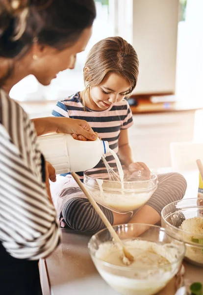牛奶或女孩在厨房里烘焙 就像一个快乐的家庭 家里有一个孩子在学饼干或蛋糕配方 烹调或母亲烘焙 帮助或教导女儿烘焙以促进儿童发展 — 图库照片