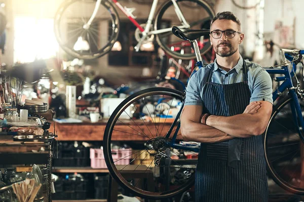 Retrato Hombre Serio Reparador Tienda Bicicletas Con Brazos Cruzados Taller — Foto de Stock