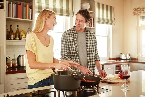 Dinner Speaking Happy Couple Kitchen Cooking Healthy Food Vegetables Lunch — Stock Photo, Image