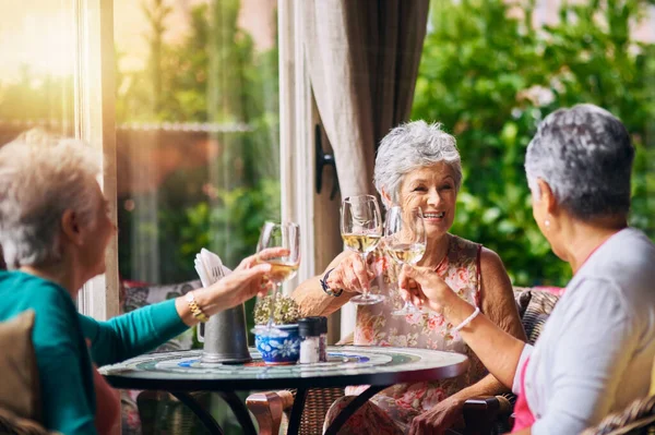 Proost Wijnglazen Oudere Vrouwen Vrienden Pensionering Reünie Sociale Viering Succes — Stockfoto