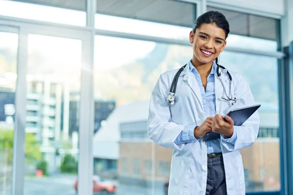 Portret Dokter Glimlach Van Een Vrouw Met Tablet Het Ziekenhuis — Stockfoto