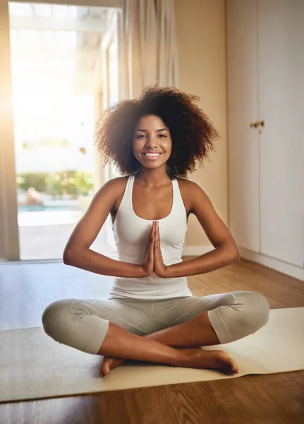 Šťastná Žena Meditace Portrét Úsměv Pro Zen Cvičení Duchovní Wellness — Stock fotografie