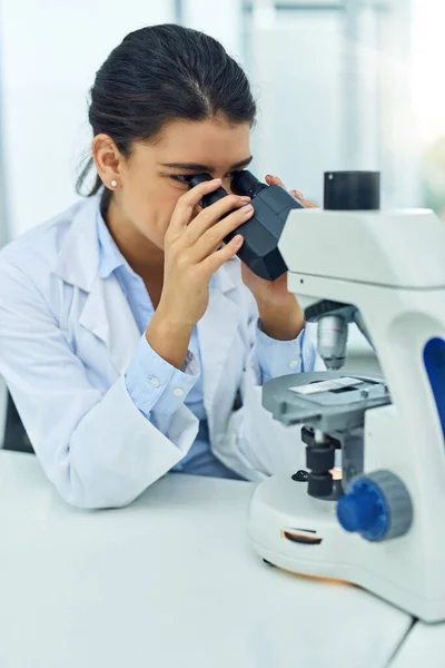 医学研究のための研究室で顕微鏡を持つ研究 女性と科学者 実験分析のためのスコープ機器を持つ科学と女性医師 粒子テストと調査 — ストック写真