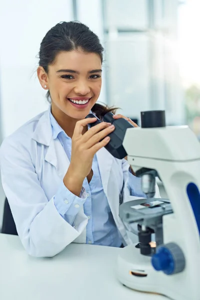 肖像画 女性と科学者は医学研究のための研究室で顕微鏡で笑顔 実験分析 粒子検査 調査のためのDna装置を備えた顔 女性医師 — ストック写真