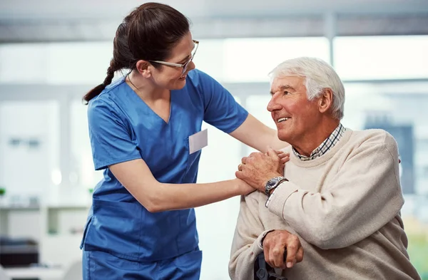 Has Estado Genial Una Joven Enfermera Hablando Con Paciente Mayor — Foto de Stock