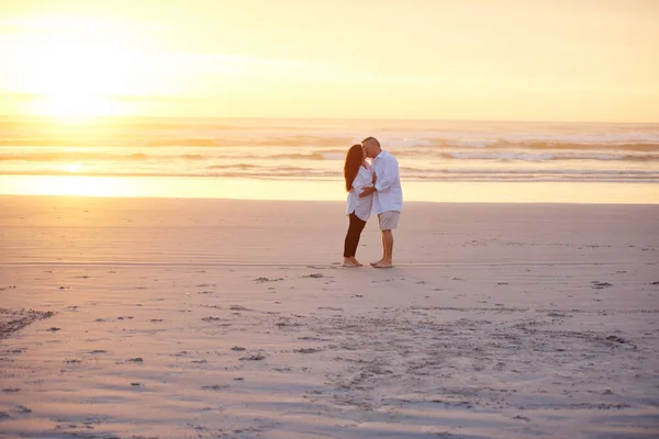ロマンスは引退で終わらない それは良くなる 成熟したカップルが浜辺でキスをし — ストック写真