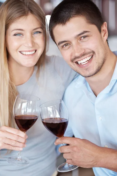 배우자와 한잔을 일이다 사랑하는 남녀가 레드와인 즐기는 — 스톡 사진
