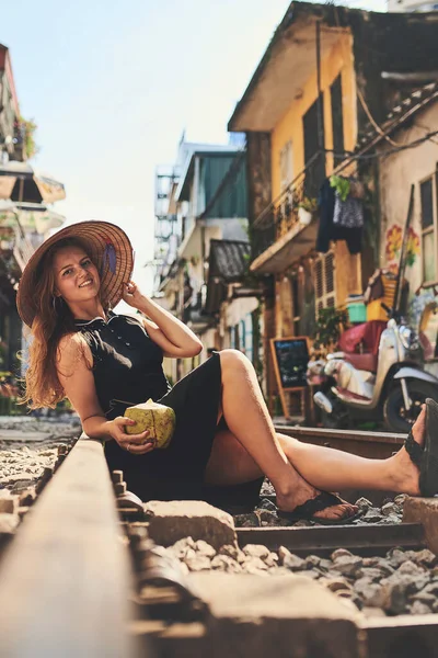 Viajar Mejor Manera Relajarse Una Mujer Tomando Agua Coco Mientras — Foto de Stock