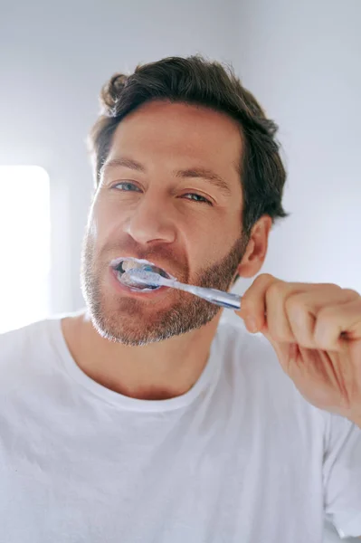 Polir Dentes Belo Homem Meia Idade Escovando Dentes Banheiro Casa — Fotografia de Stock