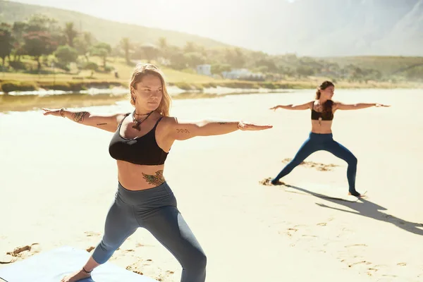 Pratique Yoga Renforce Votre Volonté Une Belle Jeune Femme Pratiquant — Photo