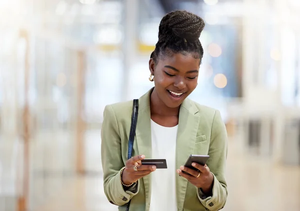 Siyah Kadın Telefon Kredi Kartı Online Alışveriş Ödeme Veya Bankacılık — Stok fotoğraf