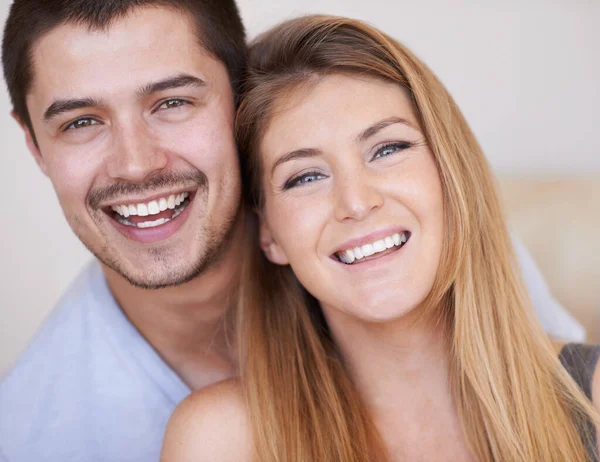 Mereka Suka Tertawa Bersama Pasangan Muda Yang Menarik Santai Bersama — Stok Foto
