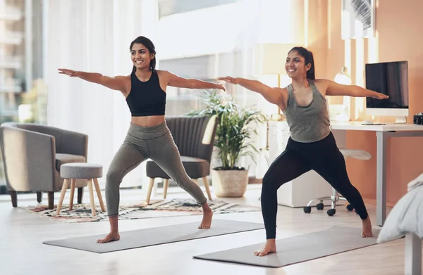 Друзья Йога Женщины Тренируются Вместе Доме Здоровья Равновесия Здоровья Счастливые — стоковое фото