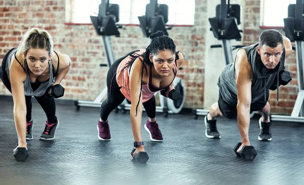 Presteren Allemaal Hetzelfde Niveau Een Fitnessgroep Met Halters Hun Sessie — Stockfoto