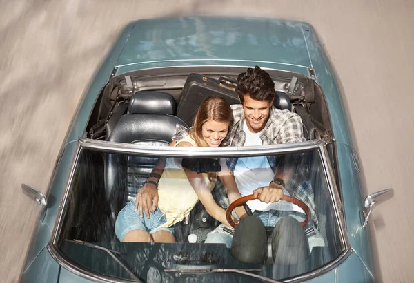 一緒に運転する オープントップスポーツカーで一緒に旅行魅力的なカップルの高い角度ビュー — ストック写真