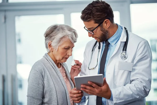 Dándole Noticia Paciente Médico Discutiendo Algo Una Tableta Digital Con —  Fotos de Stock