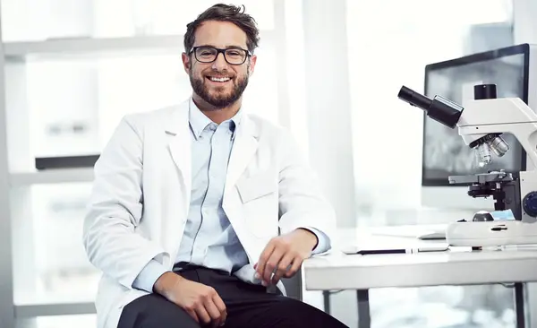 Een Zelfverzekerde Dokter Een Goede Dokter Een Vrolijke Jonge Mannelijke — Stockfoto