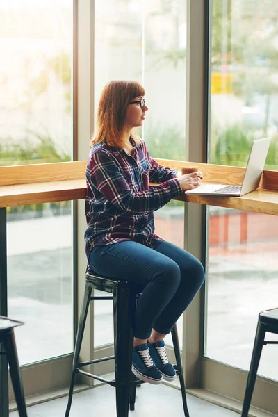 Inspiration Soon Strike Once Coffee Kicks Attractive Young Woman Looking — Stock Photo, Image