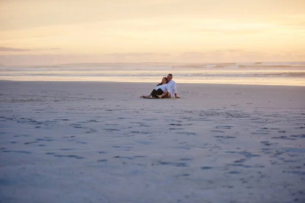 Счастливые Времена Пляже Зрелая Пара Отдыхающая Вместе Пляже — стоковое фото