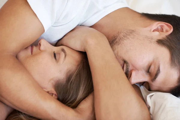 Sevgisiyle Çevrili Çekici Bir Genç Adam Yatakta Yatarken Ortağını Kucaklıyor — Stok fotoğraf