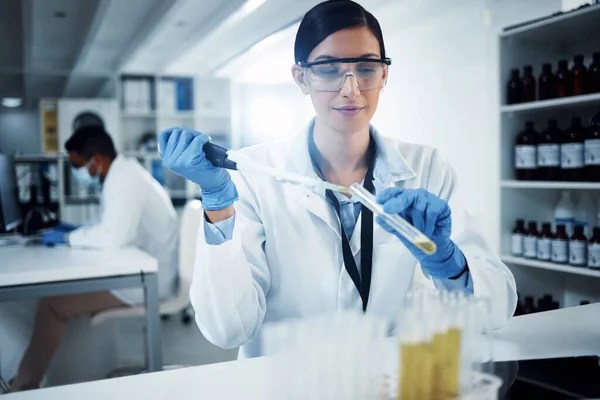 Araştırma Deney Kadın Bilim Adamı Kimyasallar Örnekler Analizlerle Laboratuarda Aşı — Stok fotoğraf