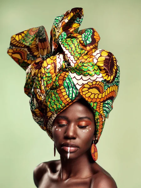 アフリカの頭のラップとファッションに誇りを持つ美しさ 黒の女性と女王の化粧 自信と文化を持つ伝統的な髪のスカーフを持つ隔離された 緑の背景と若い女性 — ストック写真