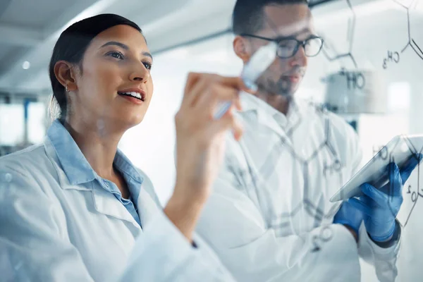 医学研究 ソリューションのための化学式を書く科学 式と科学者 ヘルスケア チームワーク 男性と女性は研究室での医学開発のためにガラスに書き込みます — ストック写真