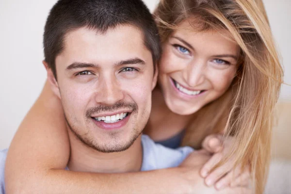 Har Ett Bra Förhållande Attraktivt Ungt Par Kopplar Tillsammans Glatt — Stockfoto