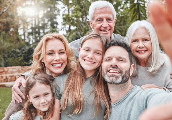 Grande Famiglia Selfie Sorriso Ritratto Nel Parco Con Felicità Amore — Foto Stock