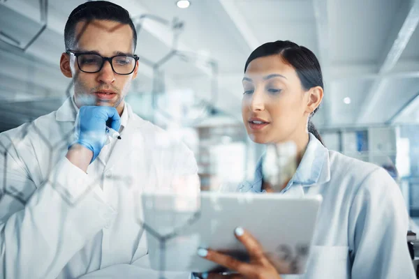 Kemi Tablett Och Forskare Team För Vetenskap Ekvation Medicinsk Forskning — Stockfoto