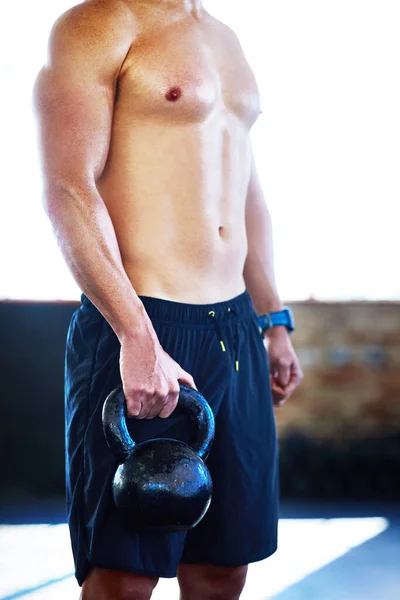 Jobbar Mina Muskler Oigenkännlig Man Lyfta Kettlebells Ett Gym — Stockfoto