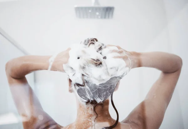 家庭での健康 衛生のためのバスルームのシャワー 女性と髪の洗浄 バック 朝のルーチンと水で洗浄し シャンプーとグルーミングと女性と洗濯のためのコンディショナー — ストック写真